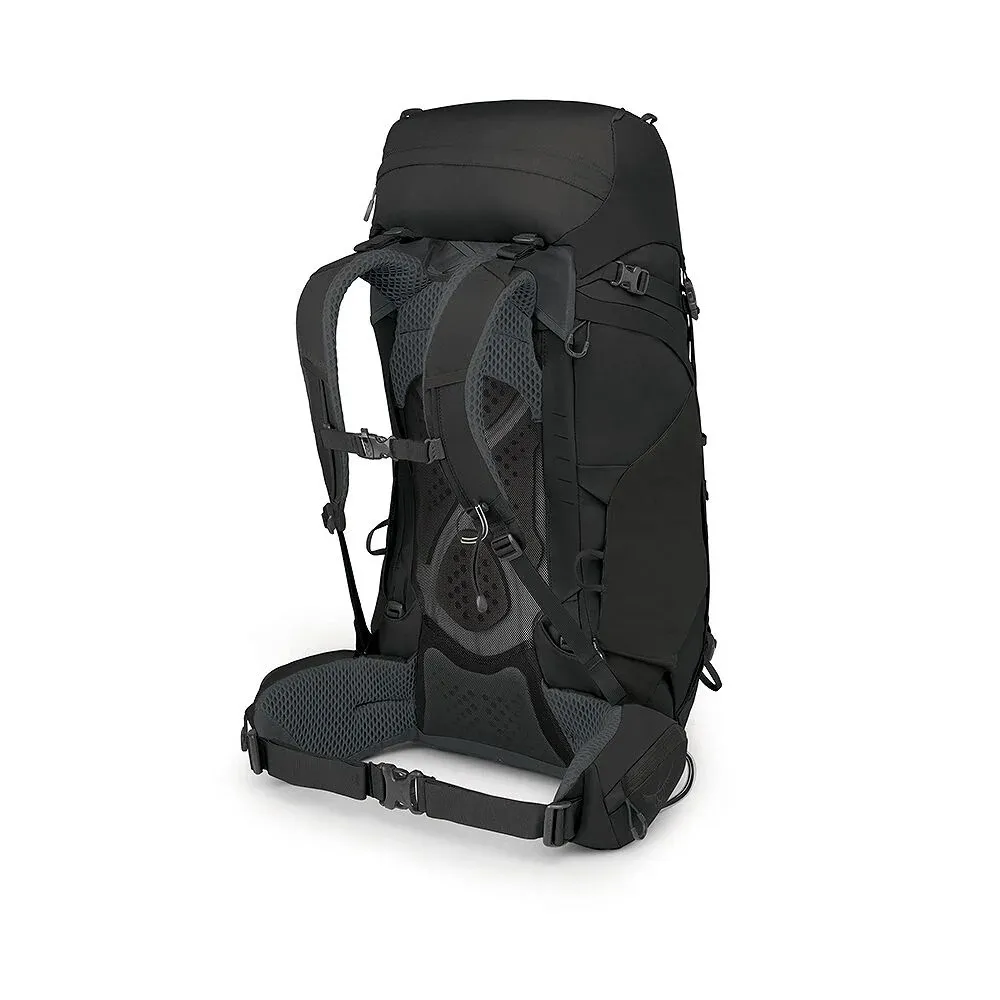 Schwarzer Wanderrucksack, von hinten und leicht seitlich gezeigt, mit gepolsterten Schultergurten, belüftetem Rückenpanel und breitem Hüftgurt. Schnallen, Kompressionsriemen und Befestigungsschlaufen sichtbar. Robust, funktional für Outdoor.