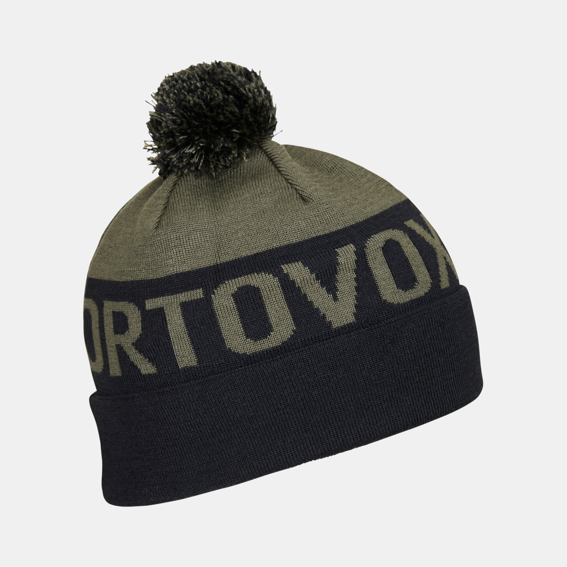 Grüne Ortovox Strickmütze mit dunklem Bommel und dem Wort "Ortovox" auf dem dunklen Mittelteil.