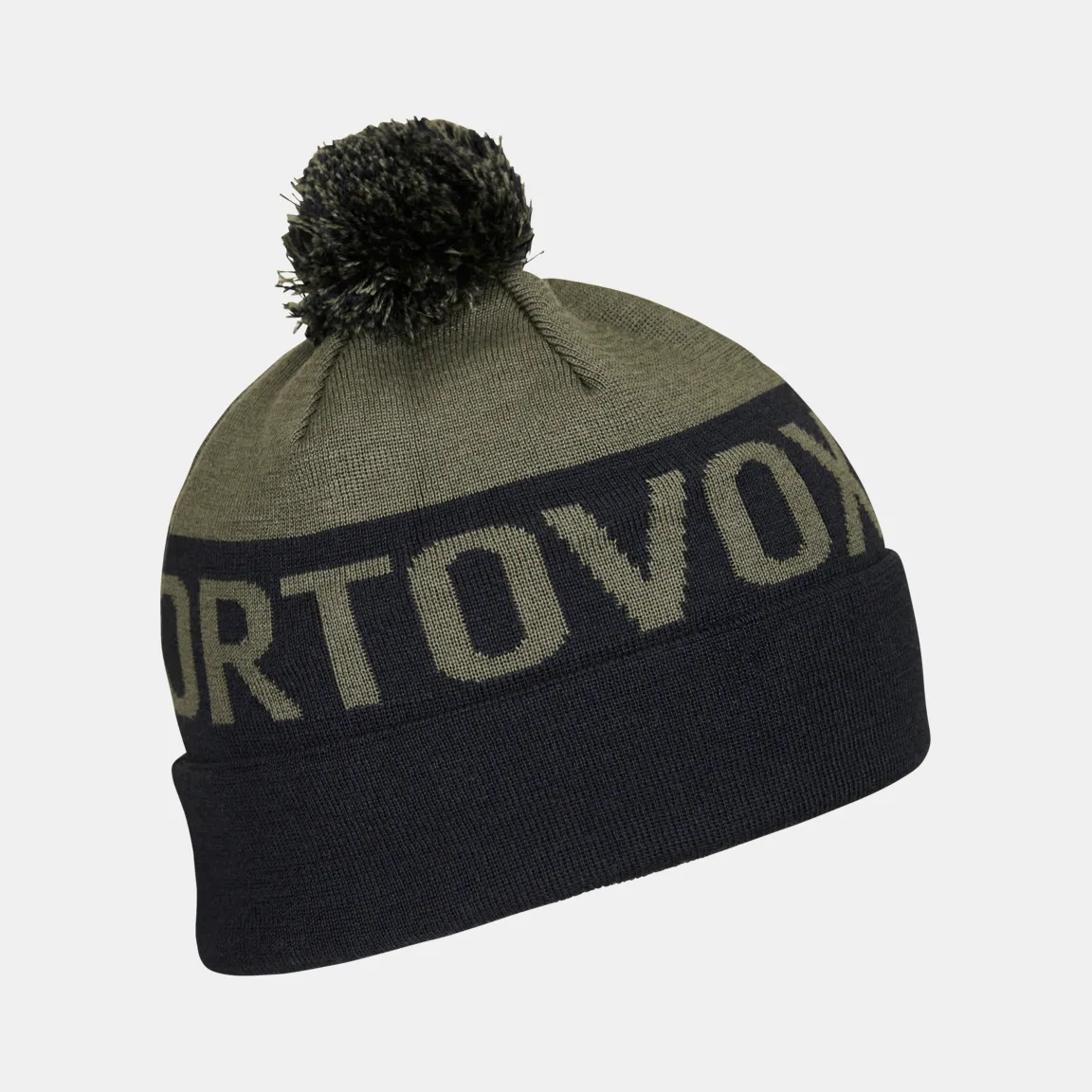 Grüne Ortovox Strickmütze mit dunklem Bommel und dem Wort "Ortovox" auf dem dunklen Mittelteil.