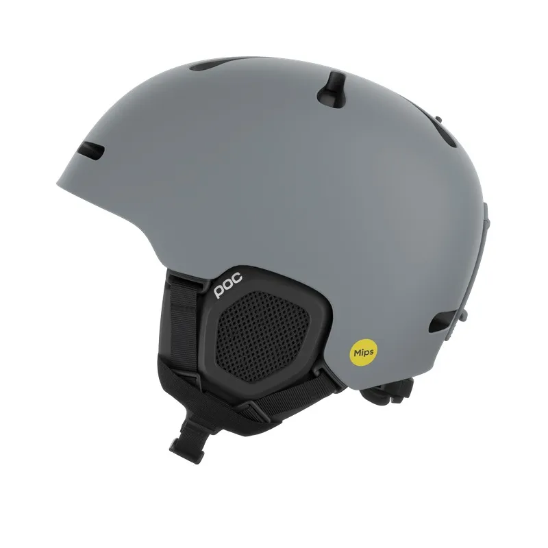 Grauer Skihelm der Marke POC mit schwarzen Ohrabdeckungen, Riemen und einem gelben Mips-Aufkleber.