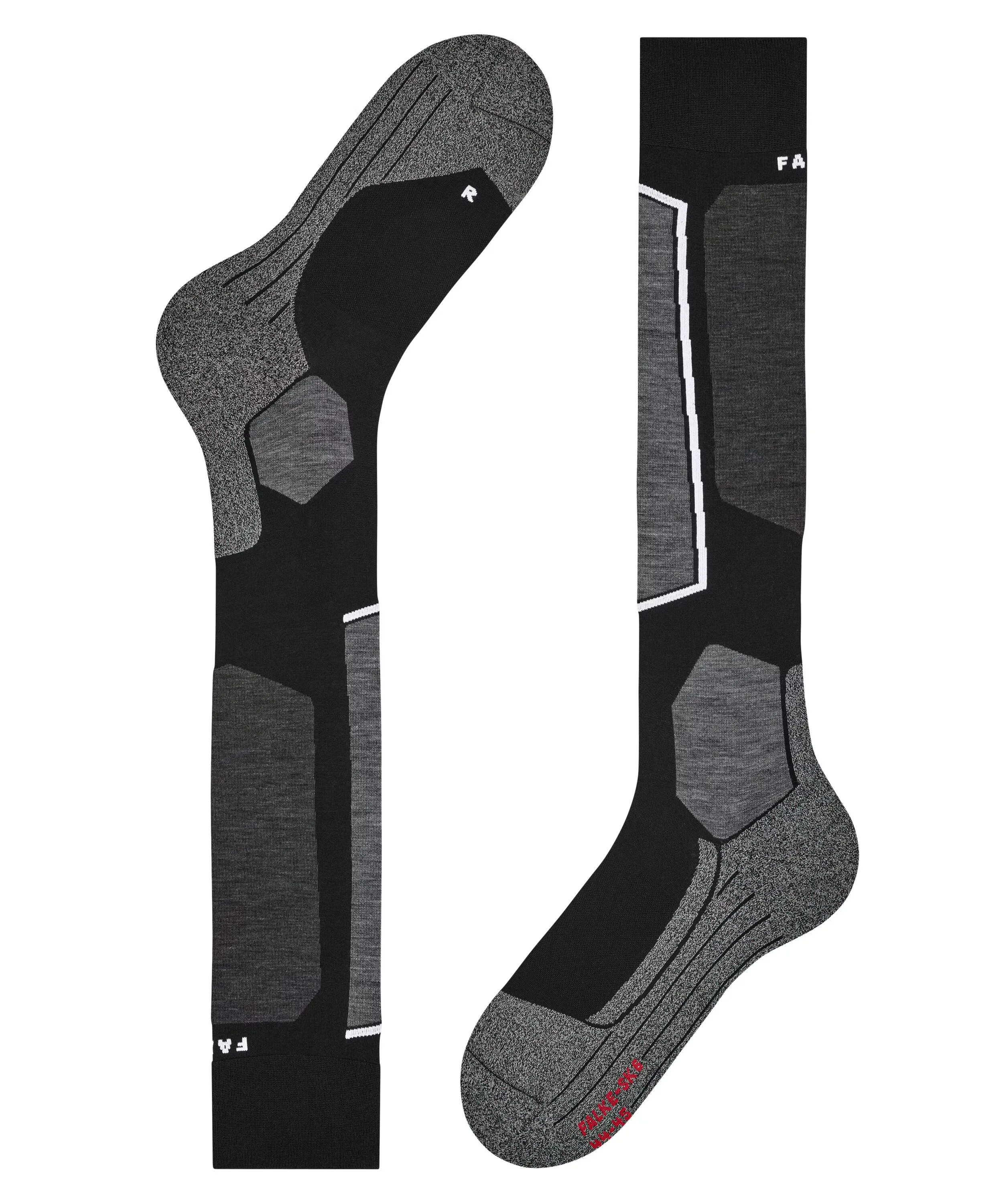 Lange schwarz-graue Sportsocken mit Texturen und Mustern für Komfort und Verstärkung. Eine Socke steht, die andere liegt schräg, zeigt das „R“ an der Ferse und roten „FALKE-SKI“ Schriftzug. Weißer Hintergrund.
