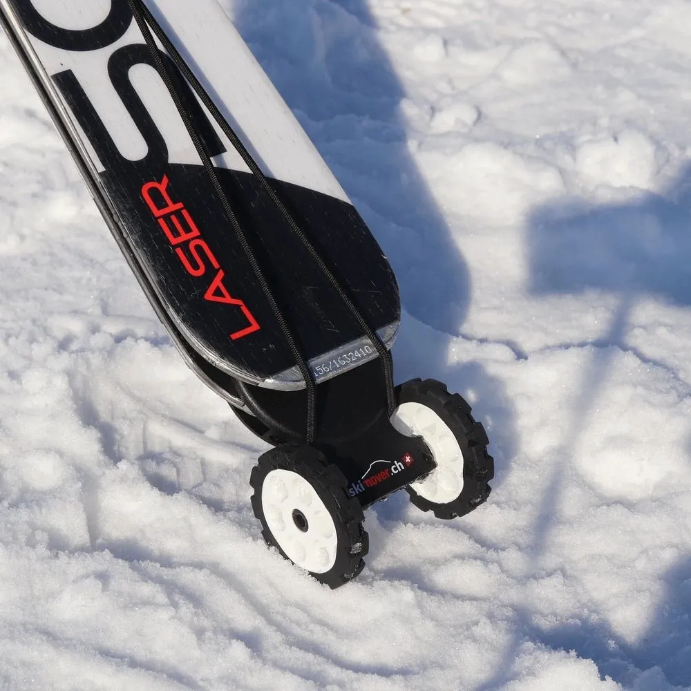 Ski mit montierten Skimover Easy Rädern im Schnee, Detailaufnahme.