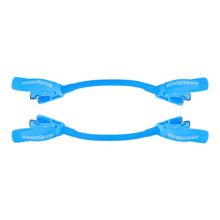 Zwei blaue Wedgease Ski Tip Connectors auf weißem Hintergrund. Jedes hat ein flexibles Band mit robusten Klemmen an beiden Enden. Die mit „Wedgease“ beschrifteten Klemmen halten Skispitzen für Anfänger zusammen.
