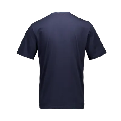 Rückansicht eines dunkelblauen T-Shirts mit kurzen Ärmeln, isoliert auf weißem Grund.