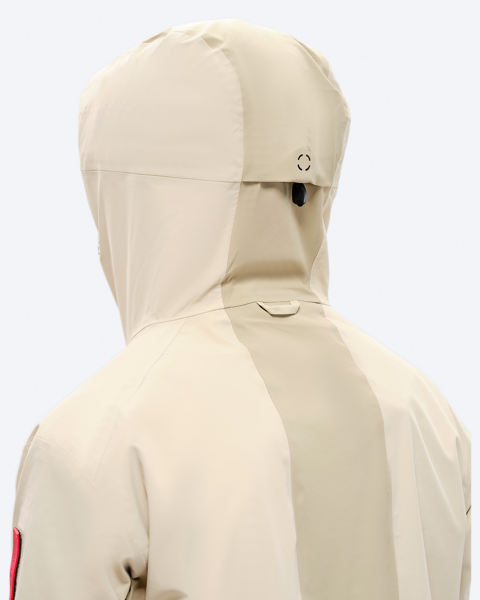 Rückansicht der beigen 3L Hybrid Shell Jacket mit Kapuze, Detailansicht des Kragens.