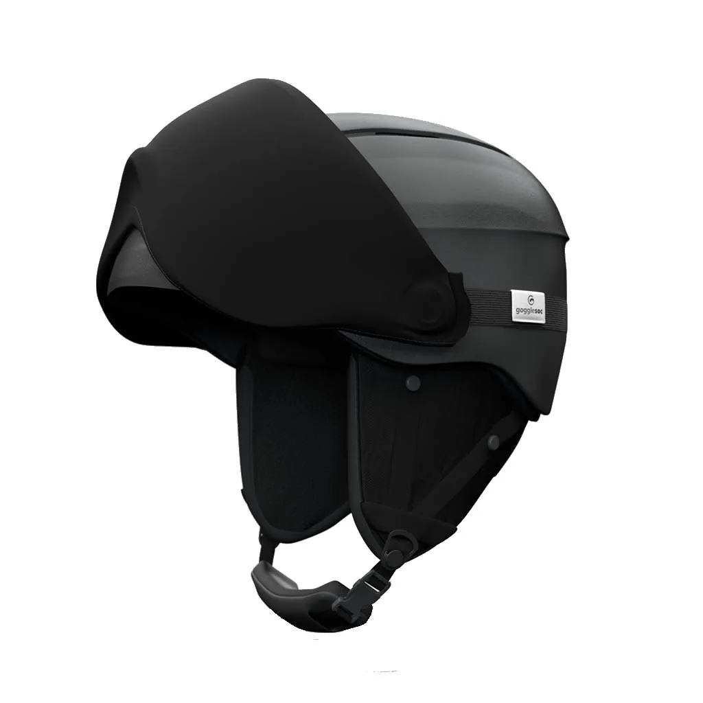 Schwarzer Skihelm mit Visier-Schutz über den Augen und Kinnriemen.