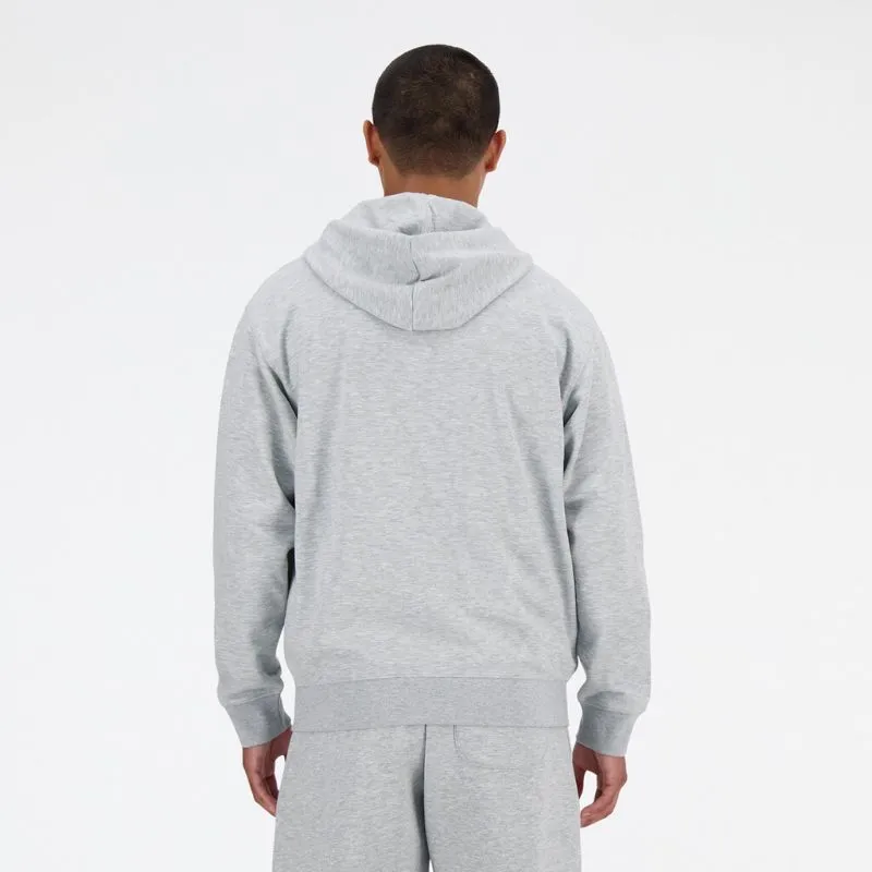 Rückansicht eines Mannes, der einen grauen New Balance Stacked Logo French Terry FZ Hoodie mit Kapuze trägt.
