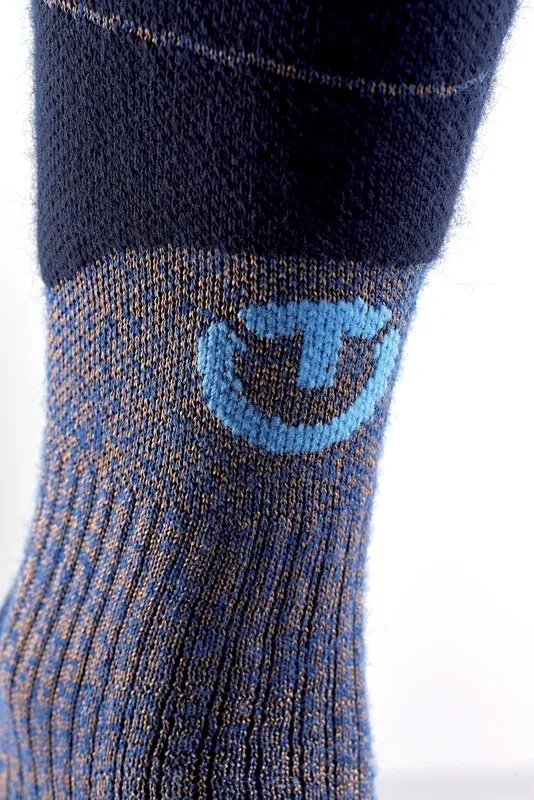 Detailaufnahme einer Therm-ic Ski Merino Reflector Herren Skisocke, mit blauem Logo auf blau-braun meliertem Untergrund.