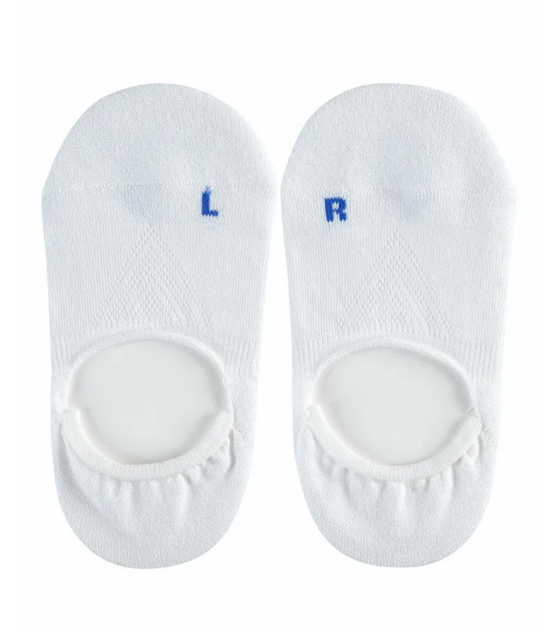 Zwei weiße Kinder Füßlinge, linker Fuß mit blauem "L", rechter Fuß mit blauem "R" markiert.