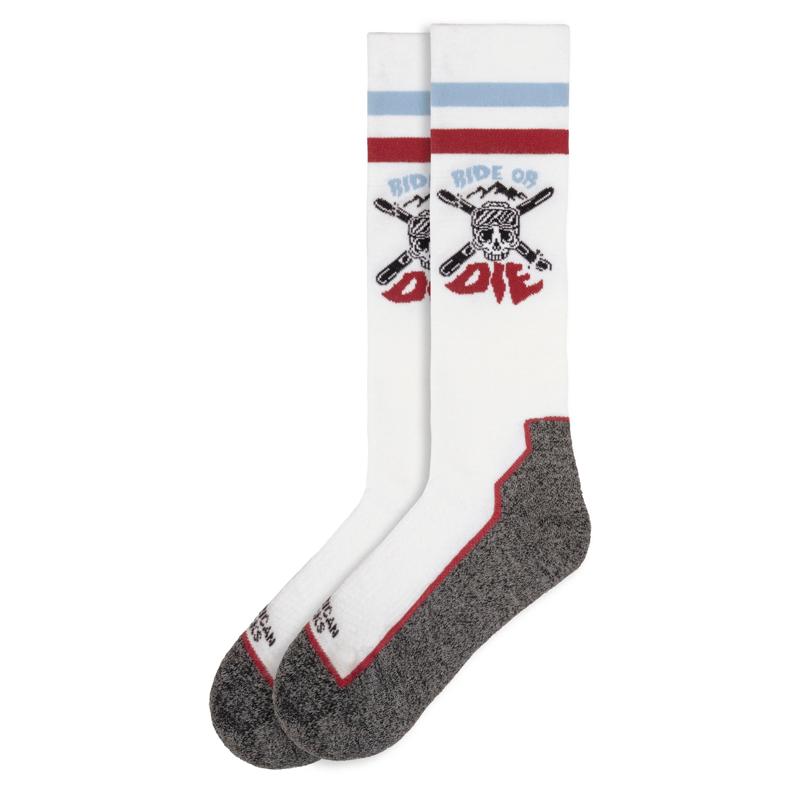 Ein Paar kniehohe, weiße Snow Socks mit 'Ride or Die'-Aufdruck, farbigen Streifen und grauem Fußbereich.