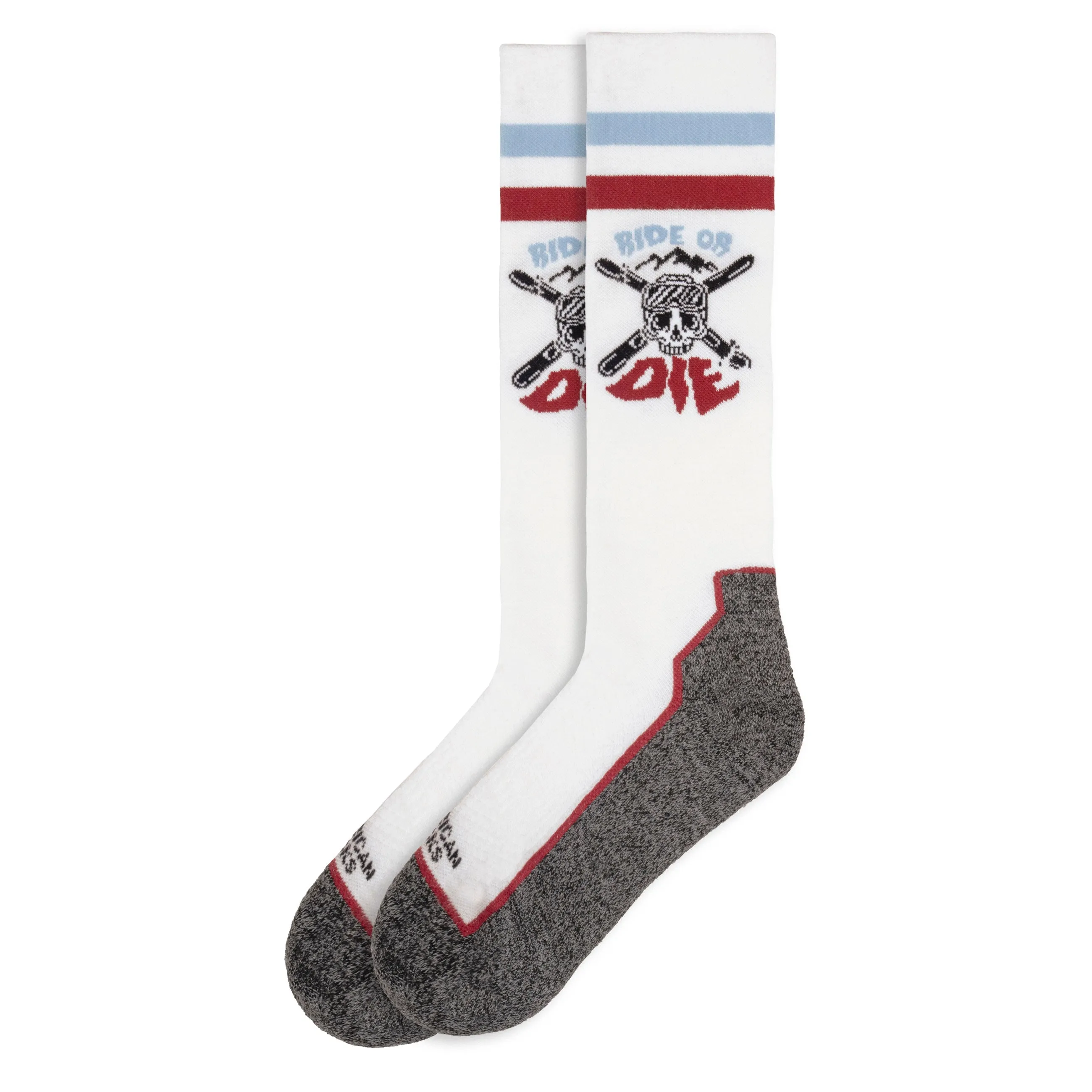 Ein Paar kniehohe, weiße Snow Socks mit 'Ride or Die'-Aufdruck, farbigen Streifen und grauem Fußbereich.