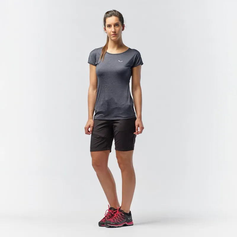 Frau trägt Salewa Dry'Ton T-Shirt in Navy Melange mit Shorts und Wanderschuhen.
