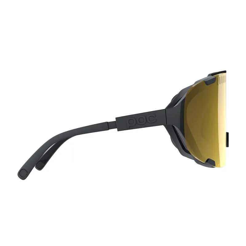 Schwarze POC Devour Sonnenbrille mit goldener Linse, Seitenansicht.