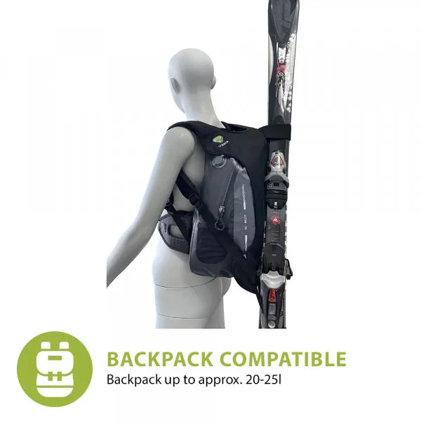 Mannequin trägt Skiback, ein System zum Tragen von Skiern auf dem Rücken. Die Skier sind mit Klettverschluss befestigt.
