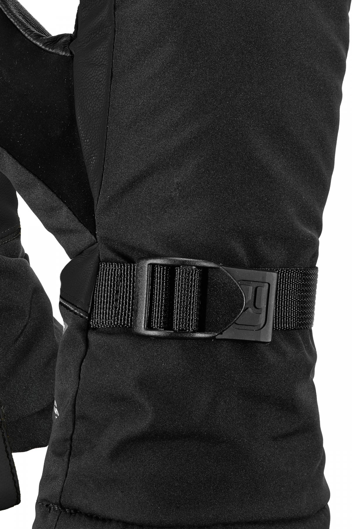 Ortovox Lobster Pro Handschuh Nahaufnahme des schwarzen Ortovox Lobster Glove Pro SW mit verstellbarem Riemen.