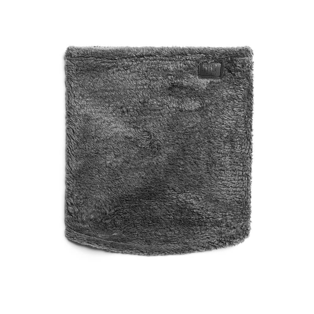 Flauschiger Wellness Neckwarmer Grauer, flauschiger Wellness Neckwarmer mit kleinem, dunklem Lederpatch, isoliert auf weißem Hintergrund.