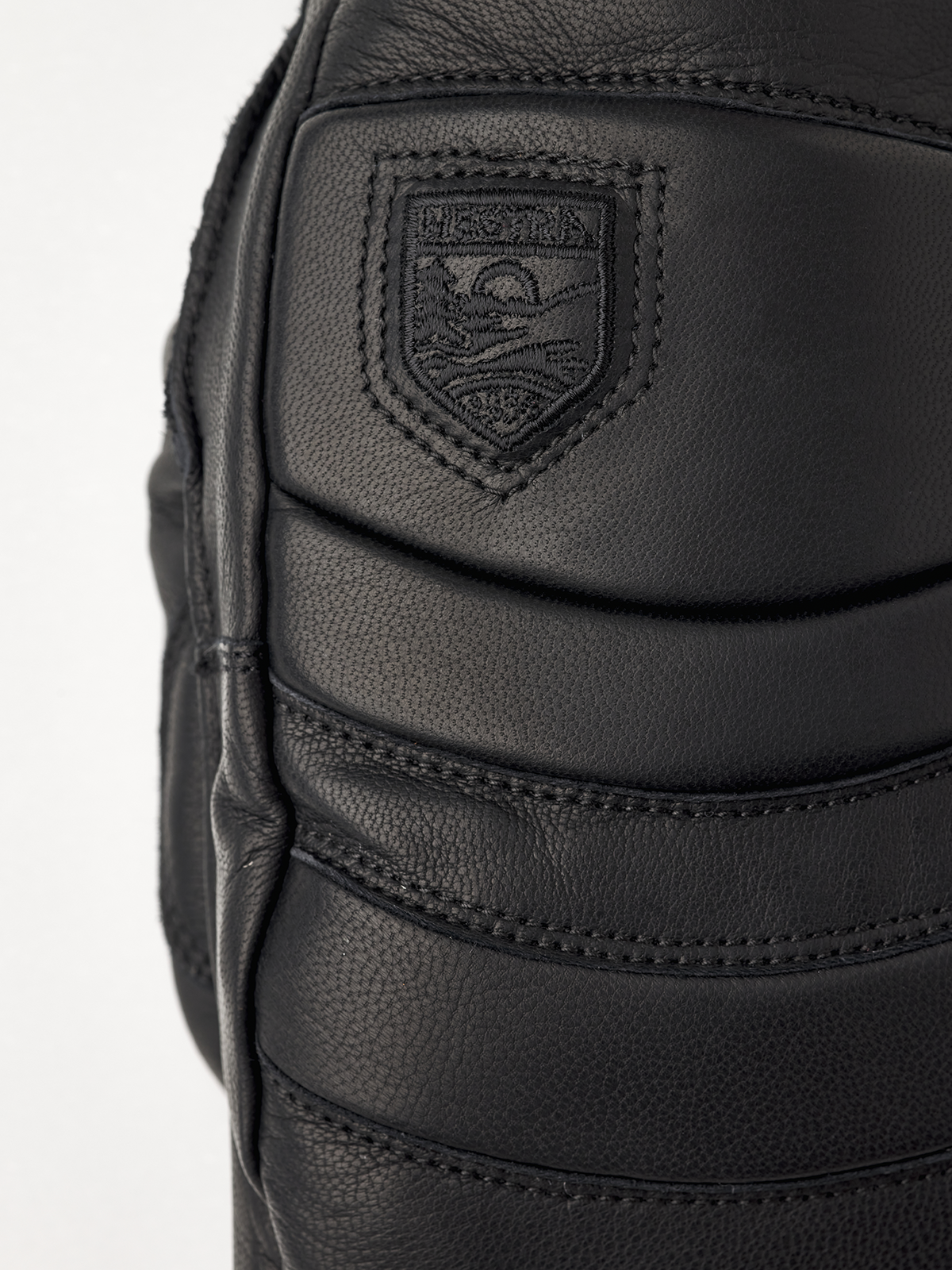 Hestra Fall Line Lederhandschuh Detailaufnahme des schwarzen Hestra Fall Line Lederhandschuhs mit Logo.