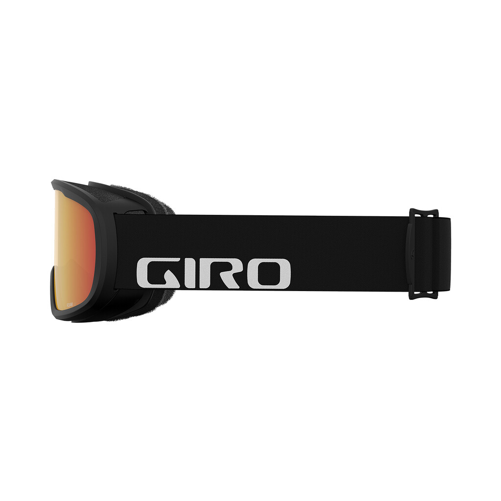Schwarze Giro Roam Skibrille mit orangefarbener Linse und weißem Logo auf dem Band, seitliche Ansicht.