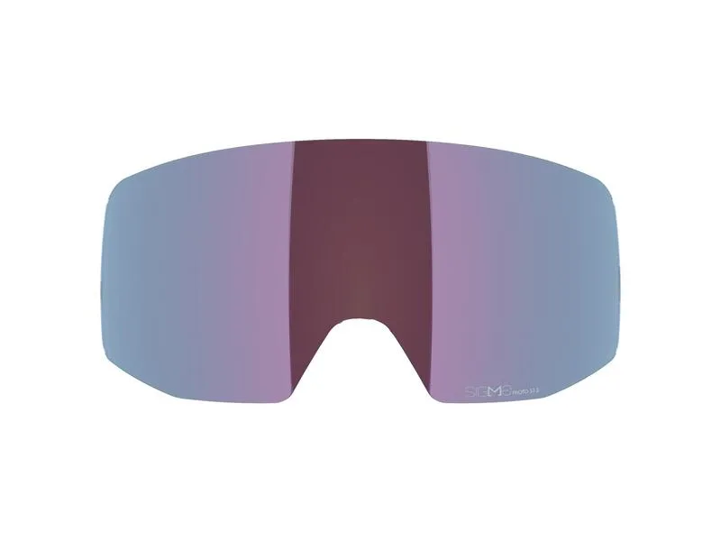 Eine Skibrille mit einer verspiegelten, bläulich-violetten Linse auf einem weißen Hintergrund.