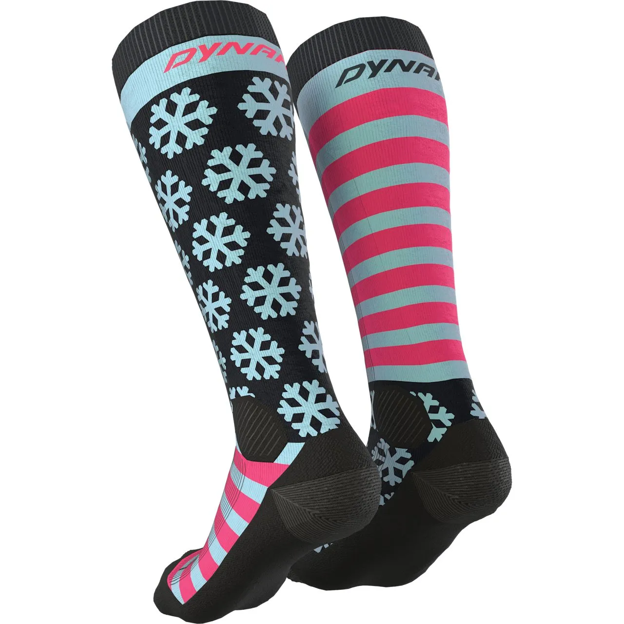 Zwei Dynafit FT Graphic Socken: Eine mit Schneeflockenmuster, die andere mit pinken und hellblauen Streifen.