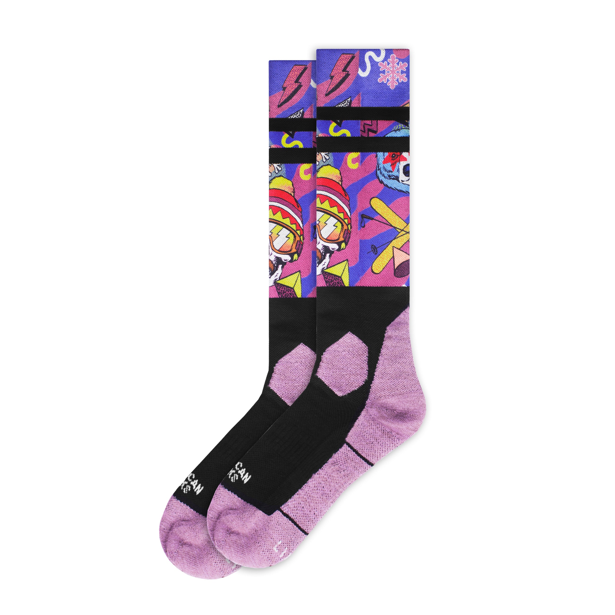 Kniehohe Retro Blizzard Snow Socken mit lila Fußteil und Mustern mit Ski-Motiven auf blauem Grund.