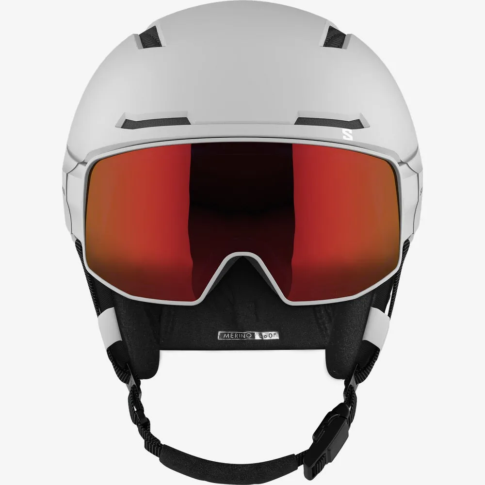 Weißer Skihelm mit rotem Visier, Frontansicht.