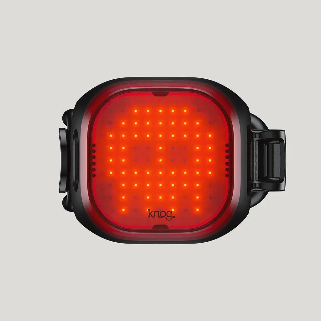 Nahaufnahme eines schwarzen Knog Blinder Mini Skull Rücklichts mit roten LEDs.