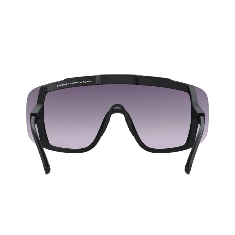 Die POC Devour Sonnenbrille in Uranium Black/Gold BSM, Frontansicht mit Verlaufsscheibe.