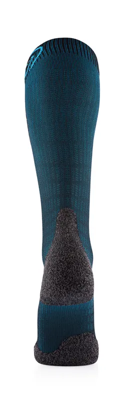 Eine lange, blau-schwarze Socke, von hinten gesehen, mit grauen Verstärkungen an Ferse und Fußspitze.