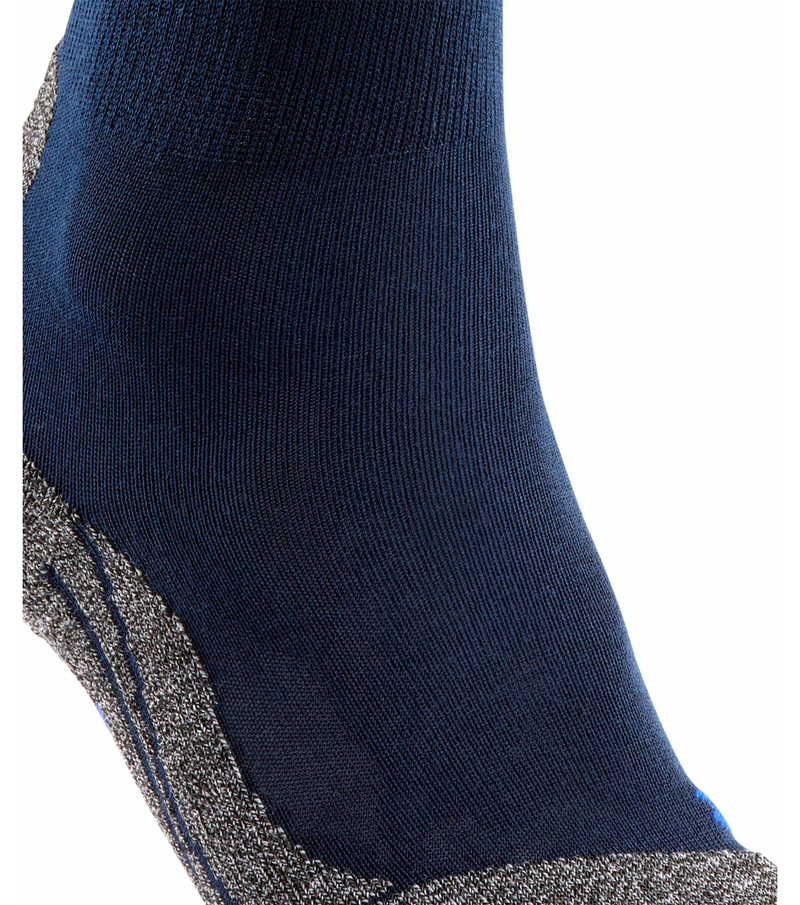 Marineblaue Trekking Socke Detailaufnahme einer marineblauen TK2 Cool Herren Trekking Socke mit grauer Polsterung.