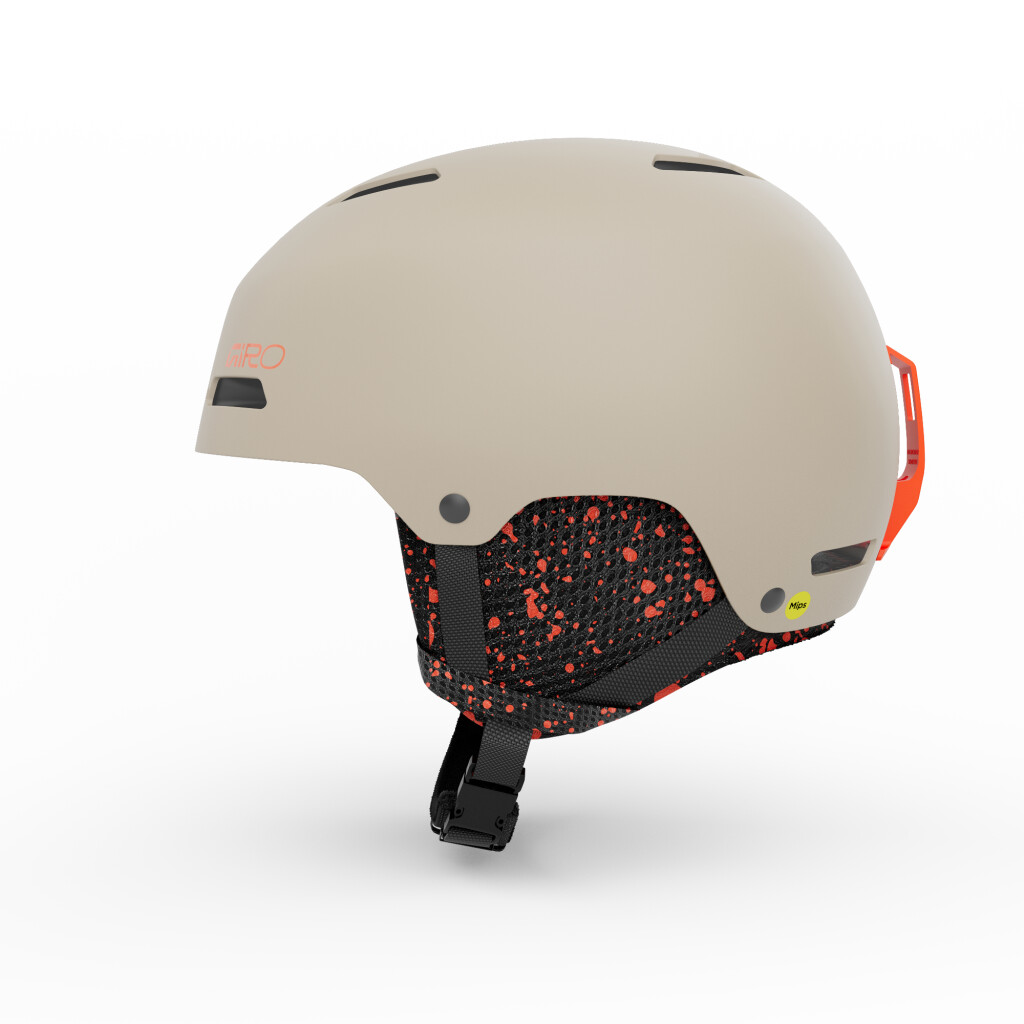 Heller Skihelm mit orangem Giro-Logo, orangen Akzenten und schwarzem Innenfutter mit orangen Sprenkeln, Kinnriemen mit schwarzem Clip.