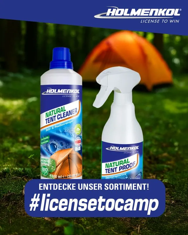 Zwei Flaschen Holmenkol-Zeltpflegeprodukte vor einem unscharfen, orangefarbenen Zelt im Wald, darunter ein Reiniger und ein Imprägnierspray.