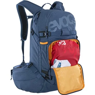 Blauer Evoc Line Pro 20L Rucksack, offenes Fach mit rotem Kleidungsstück.