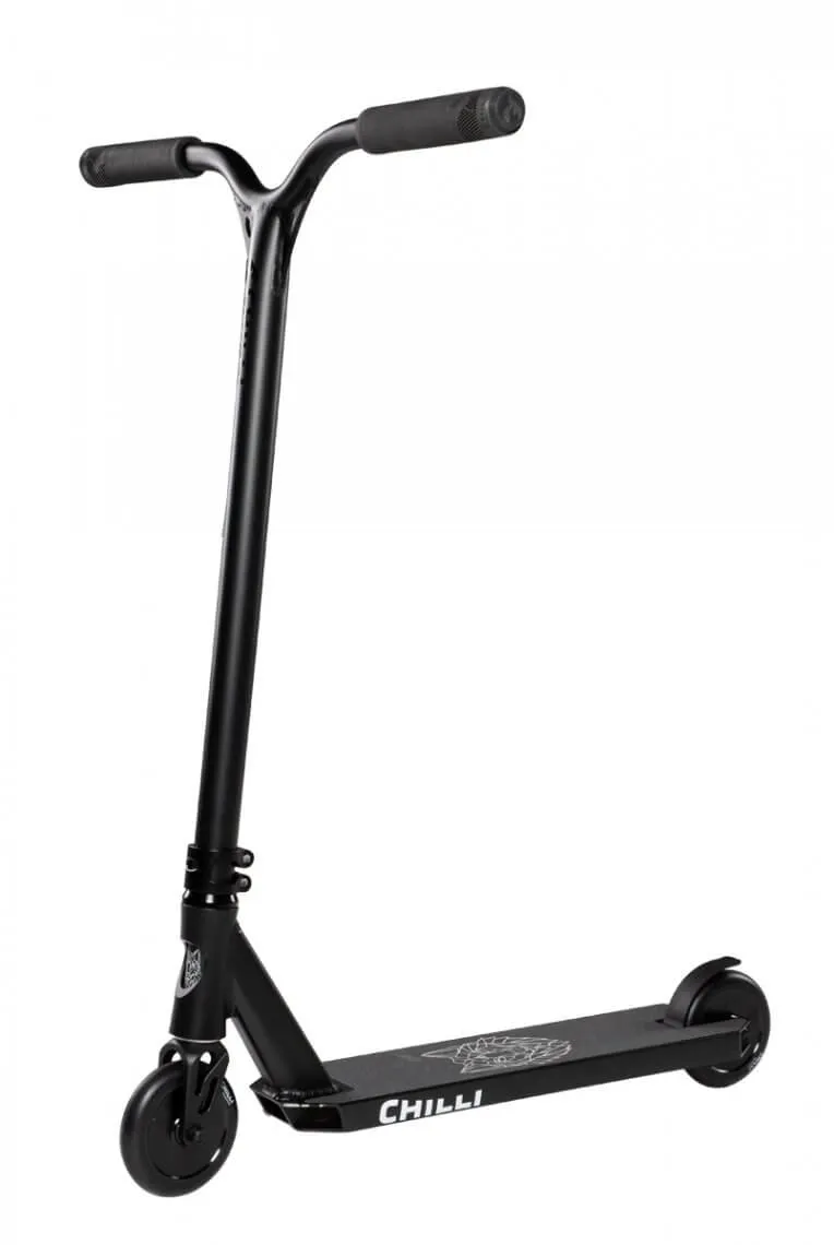 Schwarzer Chilli Pro Scooter Archie Cole mit T-Bar Lenker und Dekor auf dem Deck.