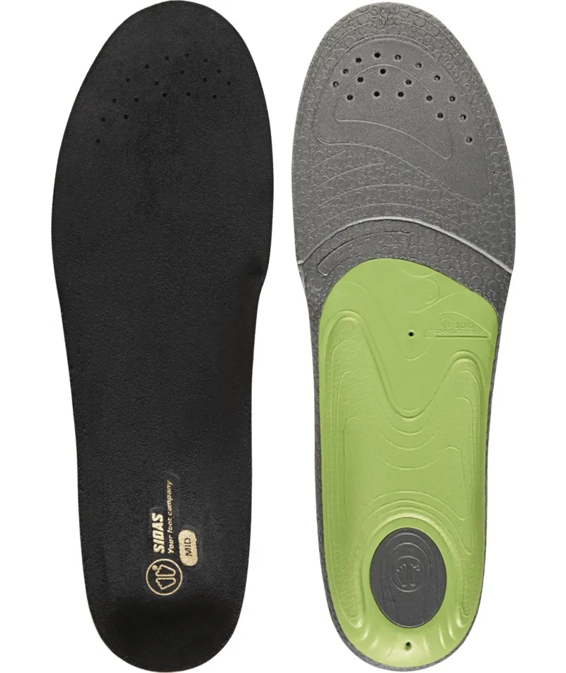 Zwei Sidas 3Feet Slim MID Einlegesohlen, eine schwarze Oberseite und eine graue Unterseite mit grüner Mittelfußstütze.