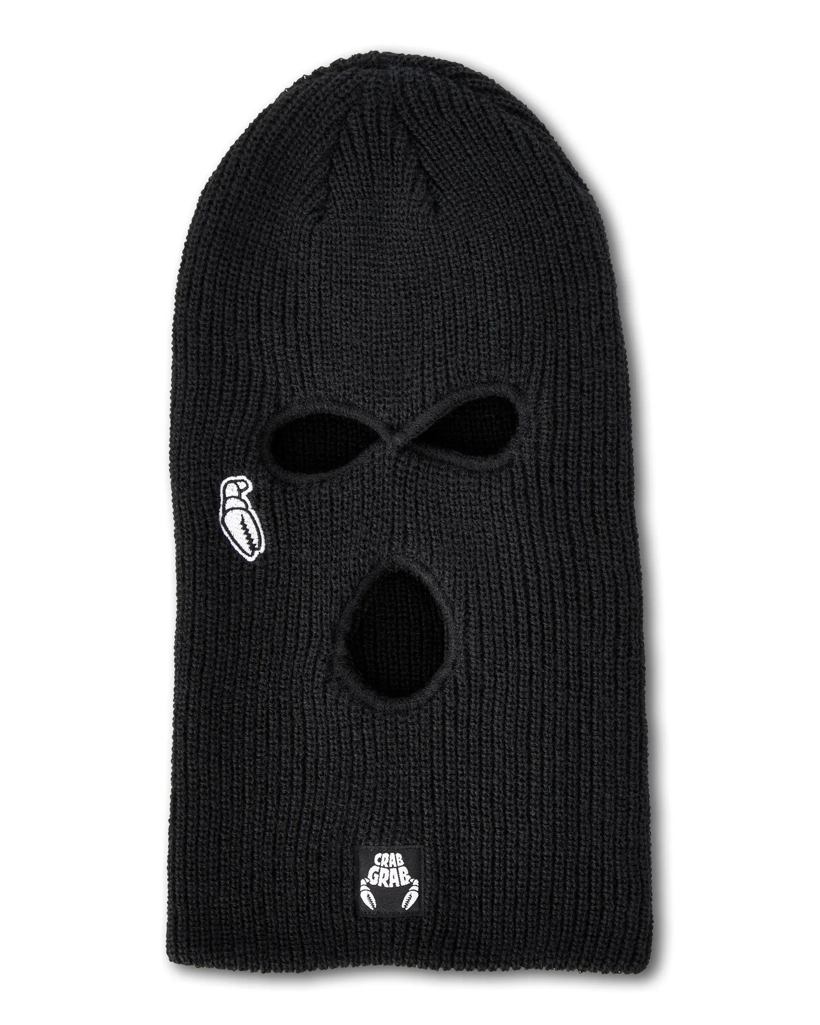 Eine schwarze, gestrickte Sturmhaube mit drei Löchern für Augen und Mund. Auf der linken Seite befindet sich ein kleines, weißes Motiv, auf der Unterseite ein Etikett mit dem Text "Crab Grab" und Krabben-Motiven.