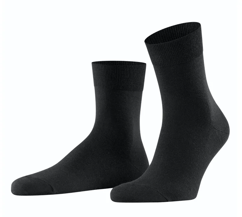 Zwei schwarze Herren Socken, eine stehend, die andere liegend, beide mit geripptem Bündchen.
