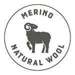 Kreisrundes Logo: Merino Natural Wool. Silhouettiertes Schaf, schwarz-grau, blickt nach links. Text umrandet das Tier.