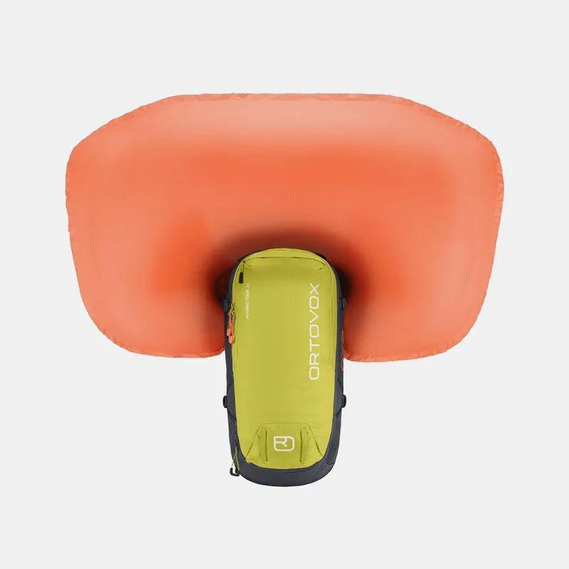Grün-grauer Ortovox Avabag Litric Rucksack mit orangefarbenem, aufgeblasenem Airbag auf weißem Hintergrund.