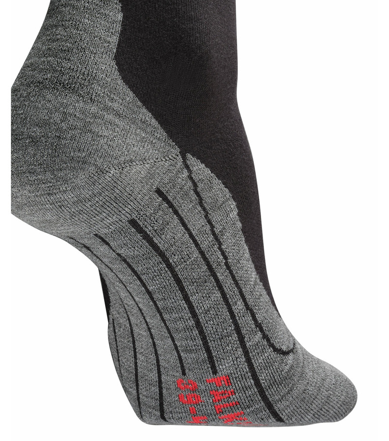 Graue Herren Running Socke Detailaufnahme einer grauen RU4 Herren Running Socke mit schwarzen Verstärkungen und rotem Schriftzug. Eine schwarze Socke ist im Hintergrund zu sehen.