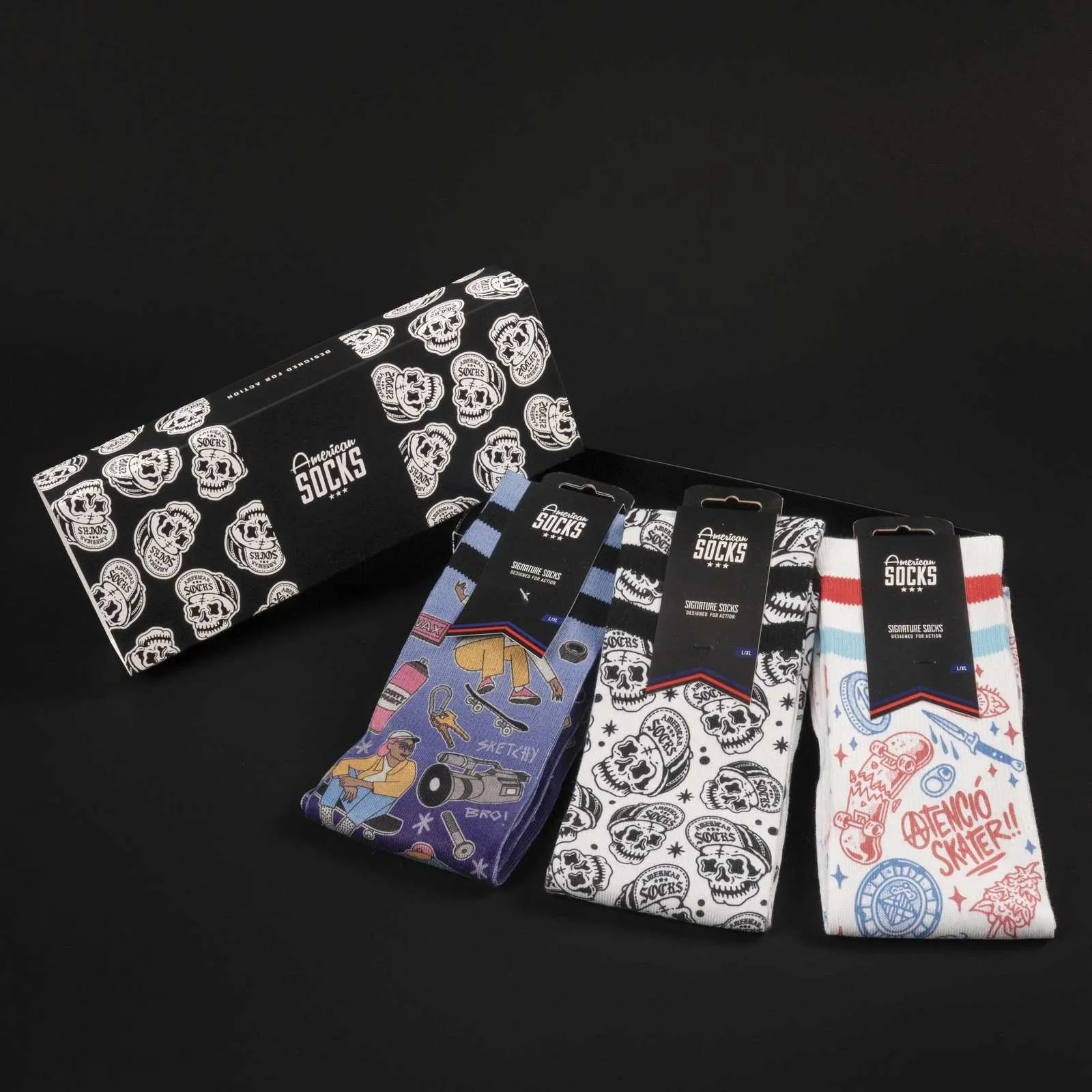 Geschenkbox mit Skater Socken in verschiedenen Designs, inklusive Totenköpfen und Skateboard Motiven.