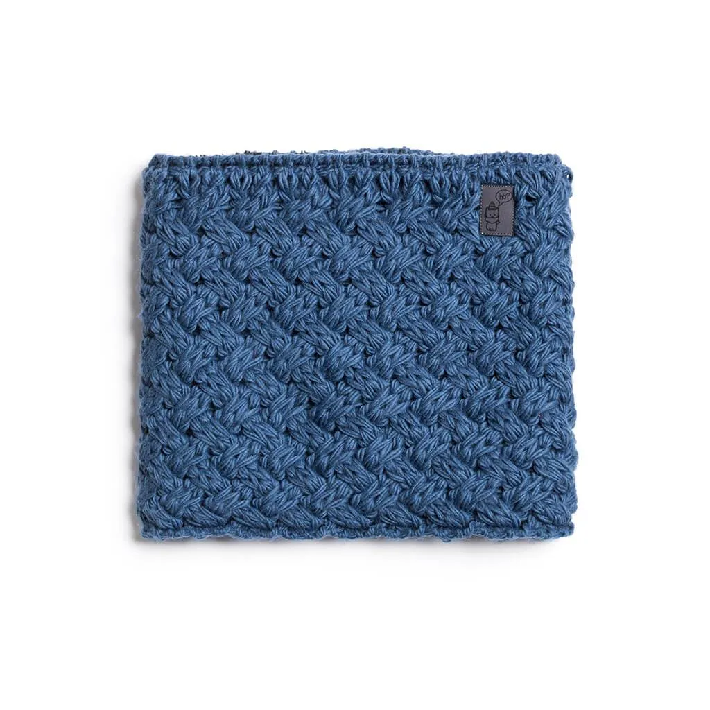 Blauer, gestrickter Stroller Neckwarmer mit gewebtem Muster und kleinem Logo-Etikett, flach auf weißem Grund.