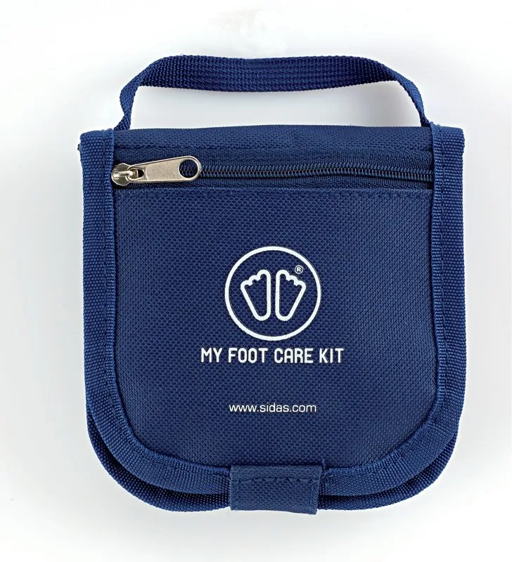 Blaues Sidas Foot Care Kit mit Trageschlaufe, Reißverschluss und Fuß-Logo. Kompaktes Set für unterwegs.