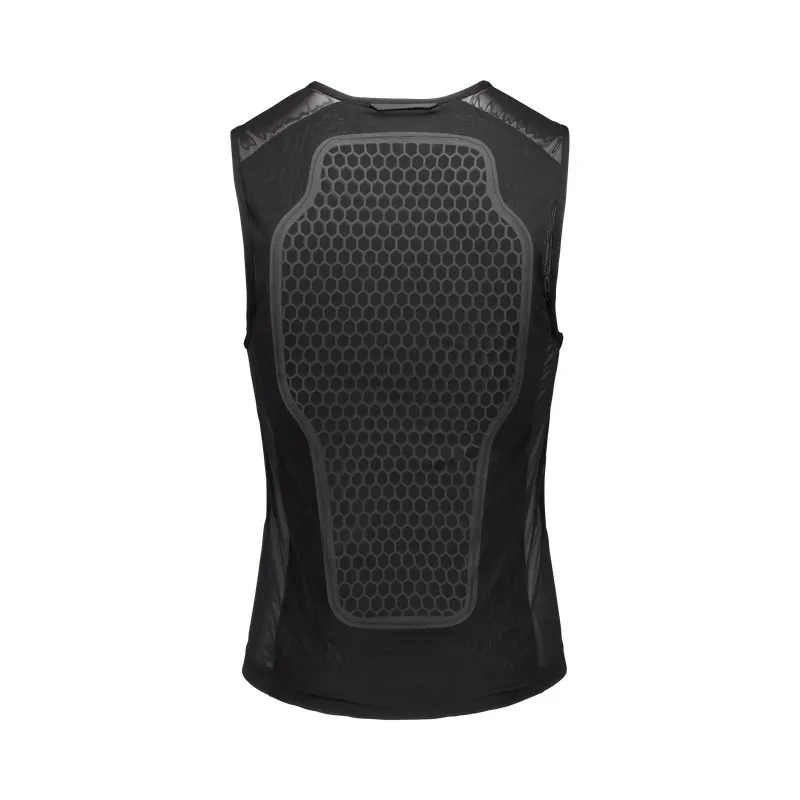 Schwarze POC VPD Air Vest, Rückansicht. Wabenstruktur des Rückenprotektors ist sichtbar. Der Protektor ist zentral auf der Weste platziert.