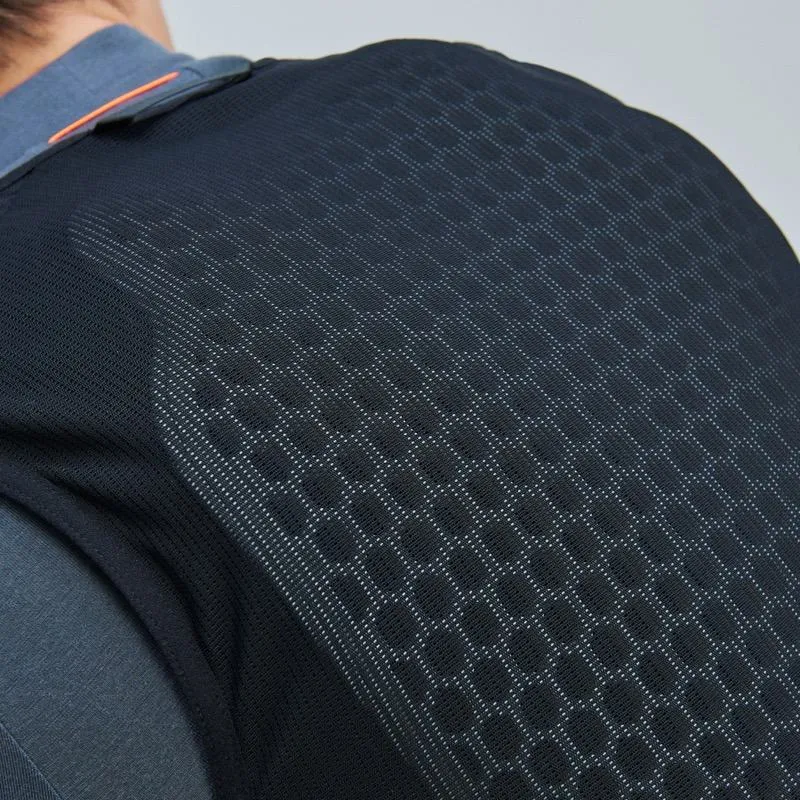 Detailansicht der POC VPD Air Vest in Schwarz mit wabenförmiger Struktur am Rücken, getragen über einem Hemd.