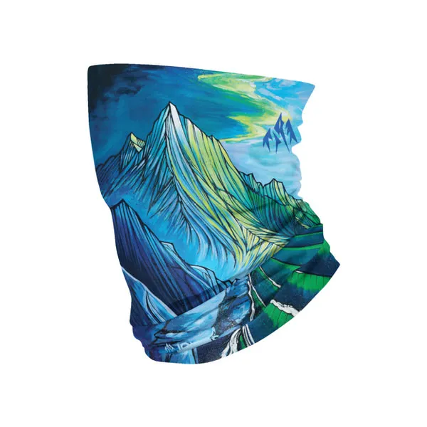 Blauer Neck Warmer mit Bergmotiv. Abstrakte Darstellung einer Berglandschaft mit blauem Himmel.