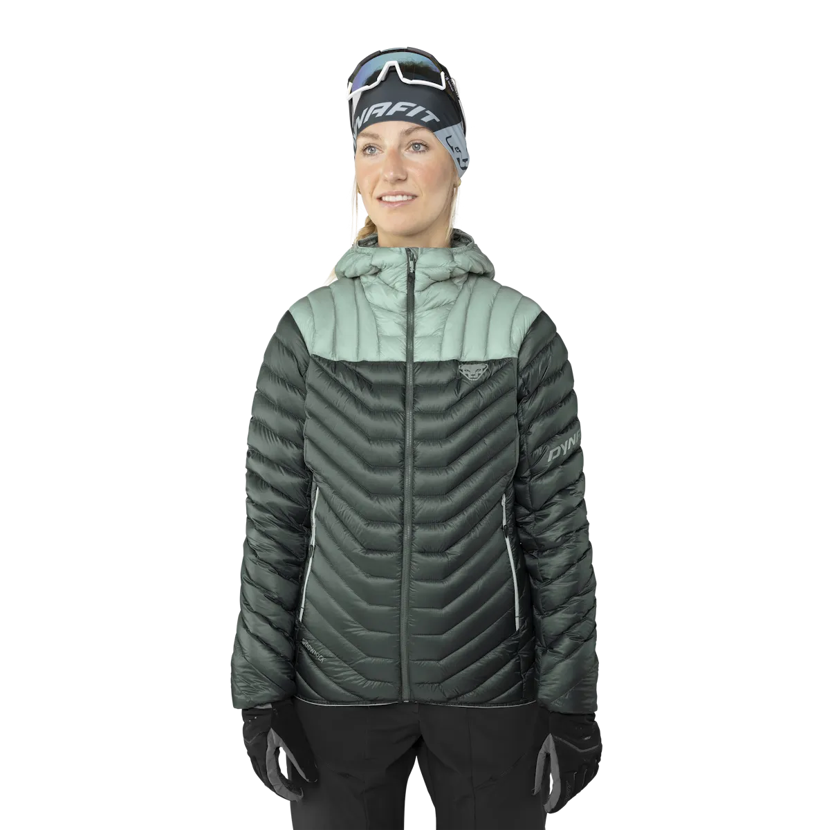 Frau in Daunenjacke mit Kapuze, grün und grau, trägt Stirnband und Handschuhe.