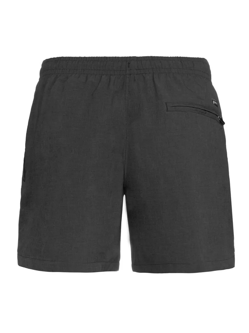 Schwarze, kurze Badeshorts mit Gummibund und Reißverschlusstasche, von hinten fotografiert.