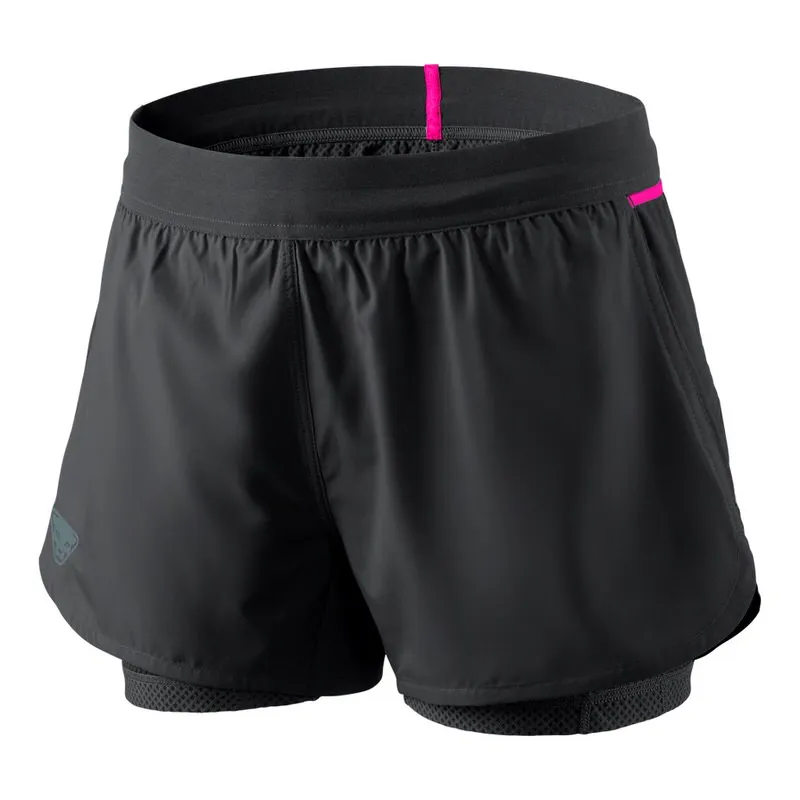 Schwarze Dynafit Alpine Pro 2in1 Laufshorts für Damen mit integrierter Mesh-Innenhose und pinken Details.