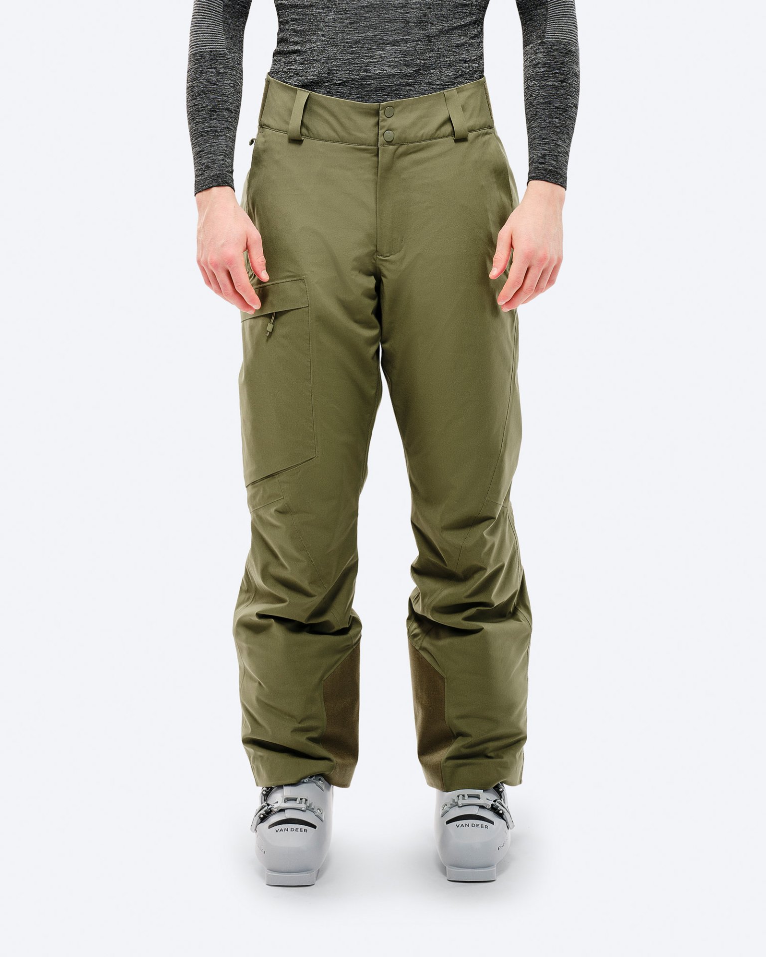 Eine Person trägt eine Winter Moss Skihose mit Skischuhen vor einem weißen Hintergrund.
